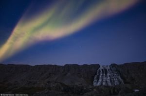 Aurora alla cascata di Dynjandi
