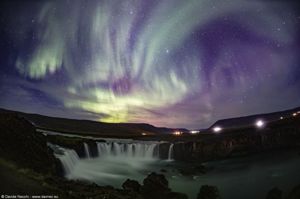 Aurora alla Cascata di Goðafoss