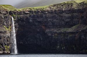 Cascata Múlafossur dal mare