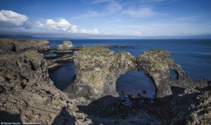 Arnarstapi, Gatklettur