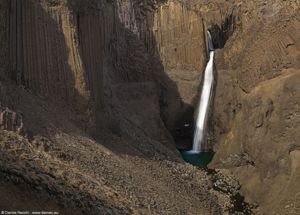 Litlanesfoss circondata dal basalto